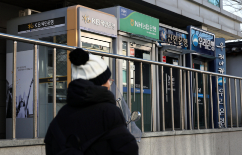 ‘신의 직장’ 은행, 4.9일제·상여금 350%·퇴직자 재채용 합의