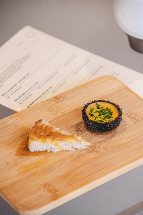 스페인 갈리시아풍 앙장구 그라탱과 피멘톤 크루통. 윤민호 제공