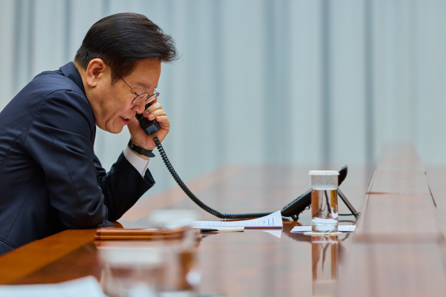 이재명 대통령이 30일 청와대에서 최근 개최된 베트남 공산당 제14차 전당대회에서 연임에 성공한 또 럼 베트남 서기장과 통화하고 있다. 연합뉴스