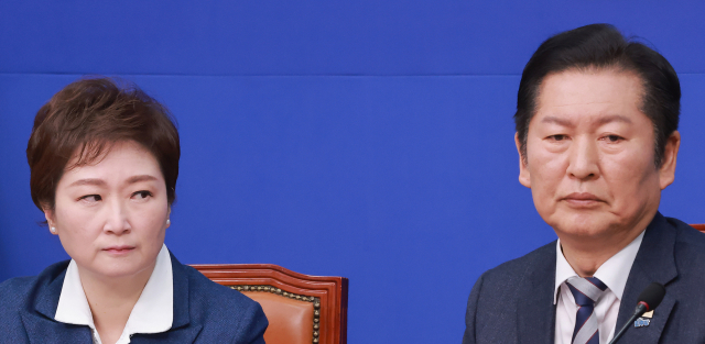 더불어민주당 정청래 대표(오른쪽)와 이언주 최고위원이 2일 국회에서 열린 최고위원회의에 참석해 있다. 연합뉴스