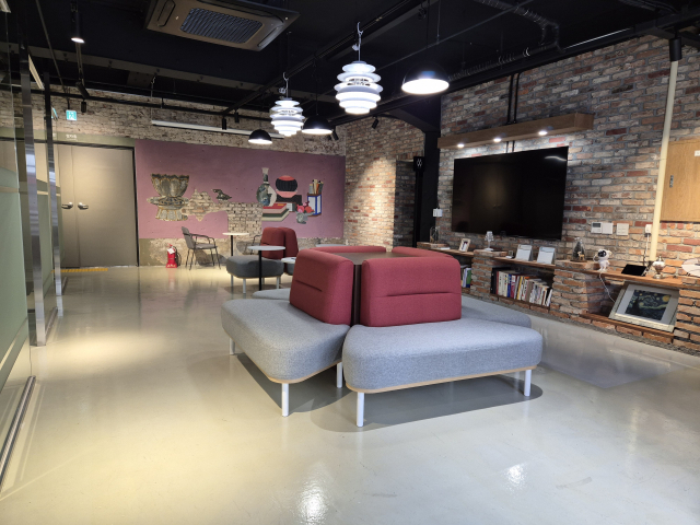 부산문화재단(대표이사 오재환)은 1월 29일 오후 부산 중구 한성1918 B-컬처 플라자(백산길 13, 이하 한성1918)에서 부산예술인지원센터 개소식을 가졌다. 사진은 상담 부스 등이 들어선 한성1918 1층 부산예술인지원센터 내부 모습. 부산문화재단 제공