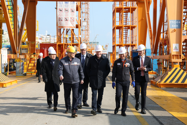 스티븐 퓨어 캐나다 국방조달 특임장관(가운데)이 2일 한화오션 거제사업장을 방문해 국방부 이두희 차관(왼쪽 첫 번째), 김희철 한화오션 대표(왼쪽 두 번째)와 함께 캐나다 CPSP 사업에 제안한 장보고-III 배치-II 선도함인 장영실함에 승함하는 등 생산 시설을 돌아봤다. 한화오션 제공