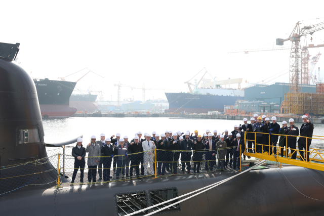 스티븐 퓨어 캐나다 국방조달 특임장관과 캐나다 기업인 29명 등이 2일 한화오션 거제사업장을 방문, 캐나다 CPSP 사업에 제안한 장보고-III 배치-II 선도함인 장영실함에 승함하는 등 생산시설을 돌아봤다. 부산일보DB