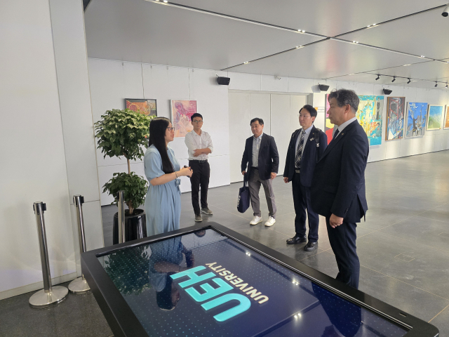 최근 베트남 호치민교통대학교를 방문한 류동근 국립한국해양대학교 총장이 현지 대학 관계자에게 설명을 듣고 있다. 한국해양대 제공