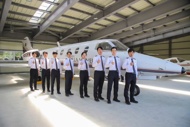 신라대학교 항공운항학과 재학생들이 기념 사진 촬영을 위해 자세를 취하고 있다. 신라대 제공