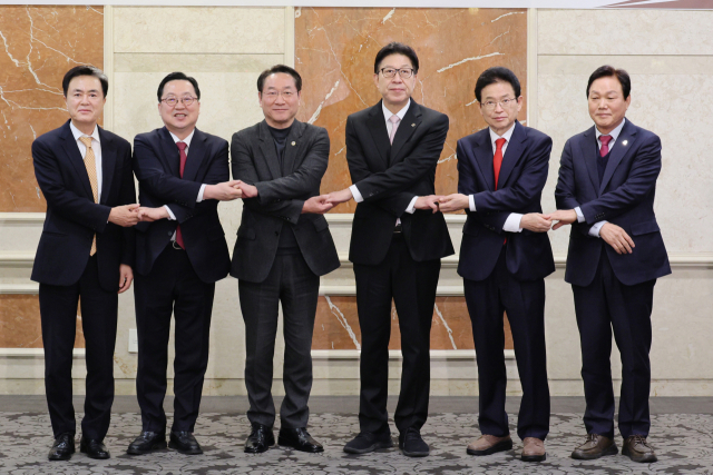 광역자치단체장들이 지난 2일 오후 서울 여의도의 한 호텔에서 연석회의를 열고 행정통합 속도전에 대해 우려를 나타냈다. 이들은 이재명 대통령을 향해 지자체장 의견 수렴이 필요하다는 뜻을 전달할 계획이다. 부산시 제공