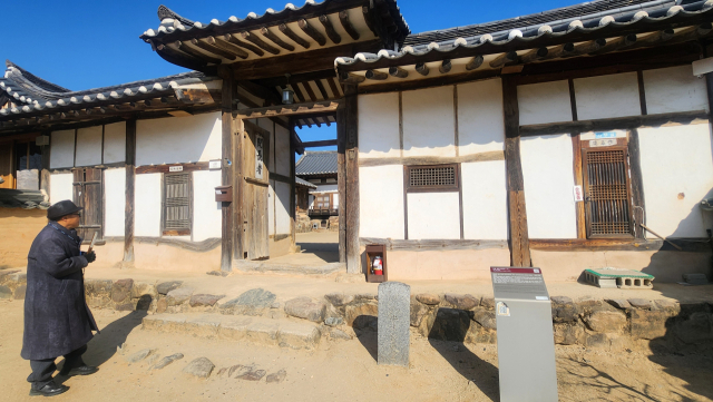 류시대 해설사가 풍산 류 씨 큰 종갓집인 양진당을 소개하고 있다.