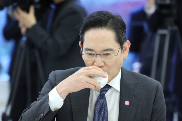 이재용 삼성전자 회장이 4일 청와대에서 열린 '청년 일자리와 지방투자 확대를 위한 기업간담회'에 참석해 있다. 연합뉴스