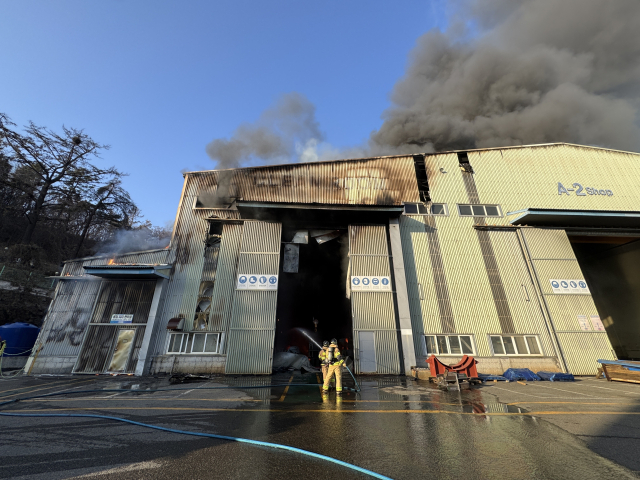 4일 오후 울주군 온산읍 한 배관 제작 공장에서 발생한 화재로 검은 연기가 하늘로 치솟고 있다. 소방 당국은 용접 작업 중 불이 시작된 것으로 보고 정확한 원인을 조사하고 있다. 울산소방본부 제공