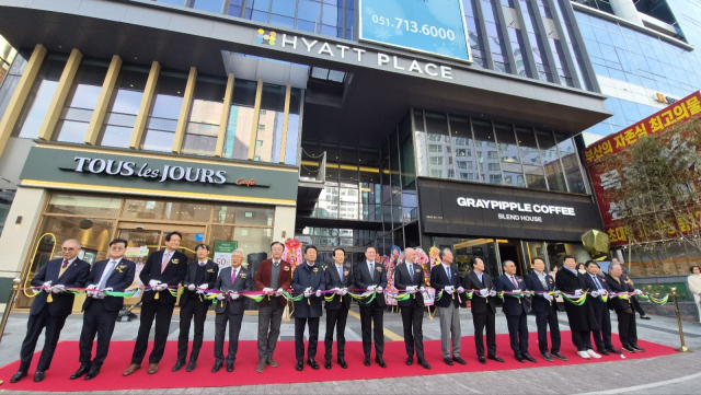 4일 열린 하얏트 플레이스 부산연산 개관식에서 참석자들이 테이프 커팅을 하고 있다. 하얏트 플레이스 부산연산 제공