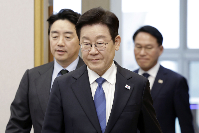 이재명 대통령이 5일 청와대 여민관에서 열린 수석보좌관회의에 입장하고 있다. 왼쪽은 강훈식 비서실장. 연합뉴스