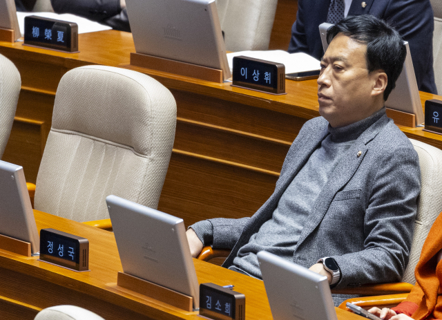 국민의힘 정성국 의원이 지난 4일 국회에서 열린 2월 임시국회 본회의에서 장동혁 대표의 원내교섭단체 대표 연설을 듣고 있다. 연합뉴스