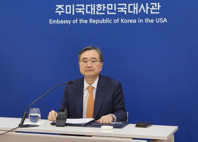 조현 외교부 장관이 5일(현지시간) 미국 워싱턴DC 주미한국대사관에서 한국 특파원단들에게 방미 결과를 설명하고 있다. 연합뉴스