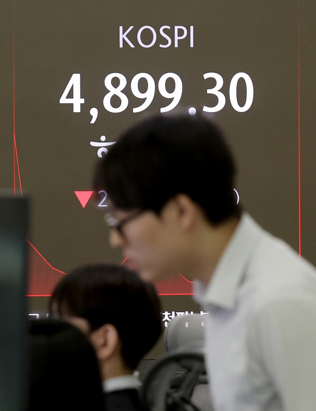 코스피가 장중 5% 넘게 급락해 4900선이 깨진 6일 서울 중구 하나은행 딜링룸에서 직원이 업무를 보고 있다. 연합뉴스