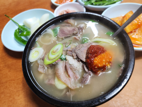 돼지 머릿고기와 뼈를 같이 삶아 돼지국밥 국물이 고소하다.