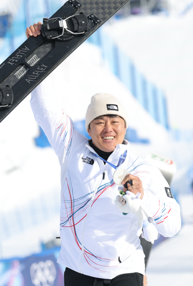8일(현지 시간) 이탈리아 리비뇨 스노파크에서 열린 2026 밀라노-코르티나담페초 동계올림픽 스노보드 남자 평행 대회전 시상식에서 김상겸이 은메달을 들어보이고 있다. 연합뉴스