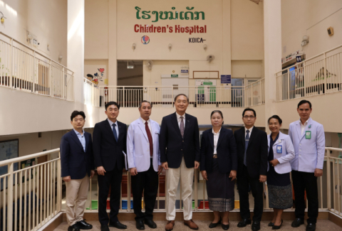 7일 라오스 수도 비엔티안에 위치한 한-라 아동병원 시찰.