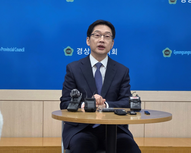 김경수 지방시대위원장이 10일 경남도의회 브리핑룸에서 부울경 행정통합 관련 기자회경을 열고 있다. 강대한 기자