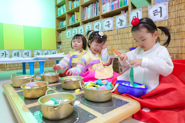 설 명절을 일주일 앞둔 10일 경남 함양군 성민어린이집 원생들이 예쁜 전통한복을 차려입고 세배 예절을 배우고 있다. 아이들은 세배 후 가래떡 썰기·떡국 만들기 놀이 등을 하며 설 명절 분위기를 한껏 즐겼다. 함양군 제공