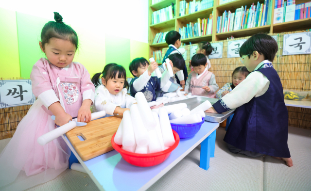 설 명절을 일주일 앞둔 10일 경남 함양군 성민어린이집 원생들이 예쁜 전통한복을 차려입고 세배 예절을 배우고 있다. 아이들은 세배 후 가래떡 썰기·떡국 만들기 놀이 등을 하며 설 명절 분위기를 한껏 즐겼다. 함양군 제공