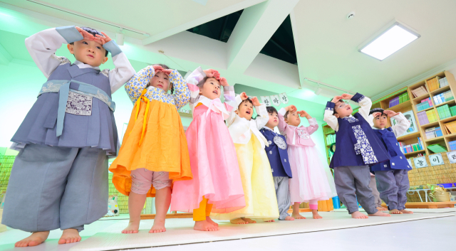 설 명절을 일주일 앞둔 10일 경남 함양군 성민어린이집 원생들이 예쁜 전통한복을 차려입고 세배 예절을 배우고 있다. 아이들은 세배 후 가래떡 썰기·떡국 만들기 놀이 등을 하며 설 명절 분위기를 한껏 즐겼다. 함양군 제공