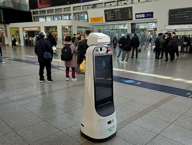 서울역에 설치된 자율주행 로봇. 인공지능으로 유동인구와 혼잡도를 모니터링해 고객 분산을 유도하고 안전사고를 예방하는 맞춤형 안전 서비스다. 코레일 제공