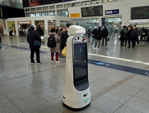 코레일, 서울역에 AI 로봇 투입…혼잡도 분석해 고객 분산시켜