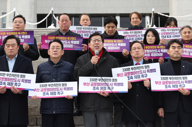 박형준 부산시장이 지난 2024년 11월 27일 국회 앞에서 열린 ‘부산 글로벌허브도시 특별법 제정 촉구 기자회견’에서 발언하고 있다. 연합뉴스