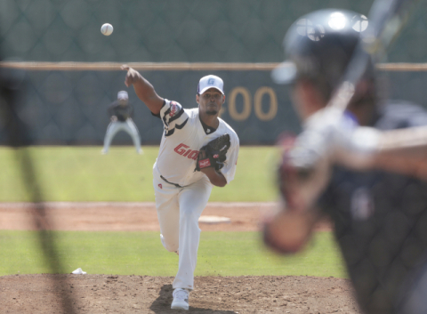 롯데 역대급 외국인 투수 “최대한 이닝 많이 던지겠다”