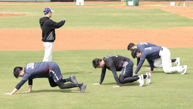 지난 9일 롯데 자이언츠 선수들이 대만 타이난의 아시아태평양국제야구센터에서 체력 훈련을 하며 구슬땀을 흘리고 있다. 타이난(대만)=정대현 기자 jhyun@
