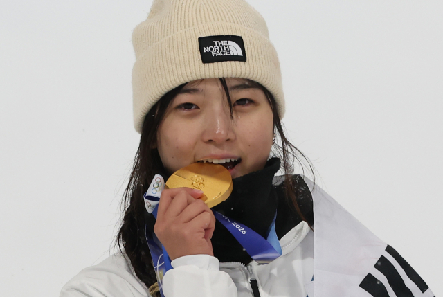 12일(현지시간) 이탈리아 리비뇨 스노파크에서 열린 2026 밀라노-코르티나담페초 동계올림픽 스노보드 여자 하프파이프 결승에서 금메달을 따낸 최가온이 세리머니를 하고 있다. 연합뉴스