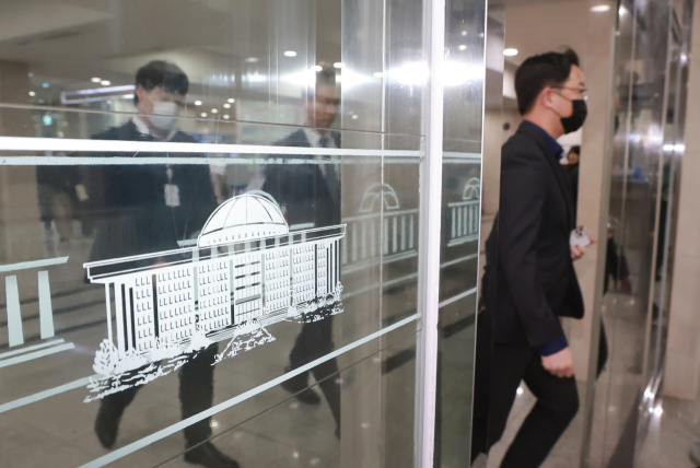 '테러'로 지정된 2024년 이재명 대통령 피습 사건을 수사하는 국가수사본부 가덕도 테러사건 수사TF가 국회 정보위원회 등에 대해 압수수색에 나선 지난 12일 수사팀 관계자들이 국회 본청을 떠나고 있다. 연합뉴스