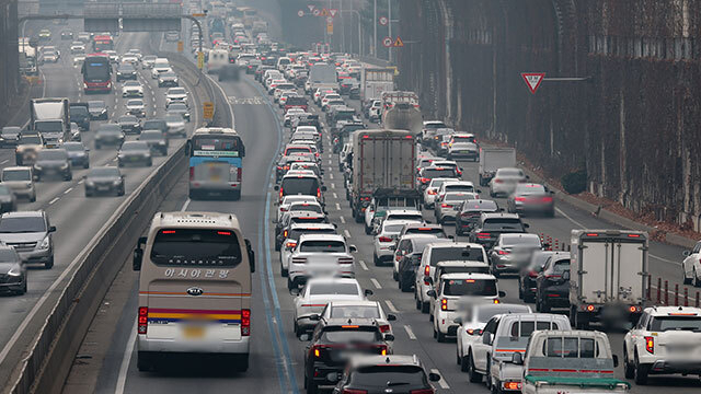 설 연휴 첫날인 14일 전국 고속도로 곳곳에서 정체가 시작됐다. 연합뉴스