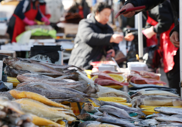 지난 9일 경기도 성남시 모란민속5일장 생선 판매대 모습. 연합뉴스