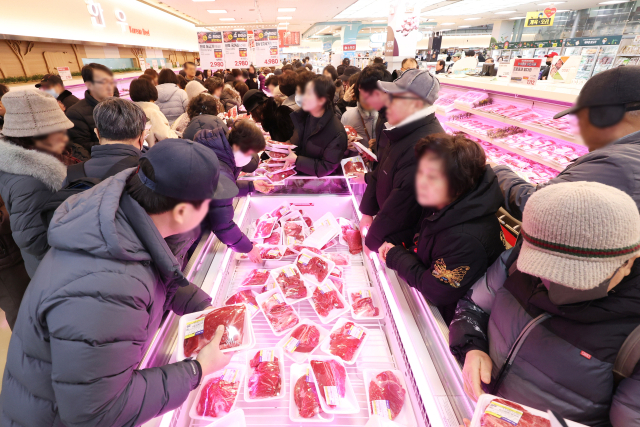 지난 2일 서울 서초구 농협 하나로마트 양재점에서 열린 '소 한마리 할인행사'를 찾은 시민들이 한우를 고르고 있다. 연합뉴스