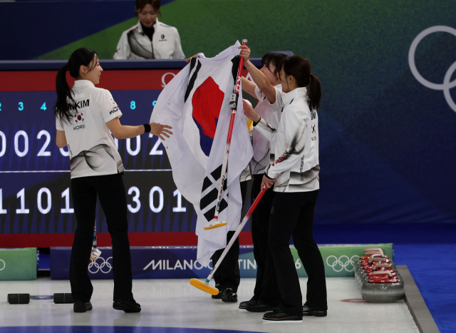 15일(현지 시간) 2026 밀라노·코르티나담페초 동계올림픽 컬링 여자 라운드로빈 한국과 일본의 경기에서 한국 대표팀이 승리한 뒤 기뻐하고 있다. 로이터연합뉴스