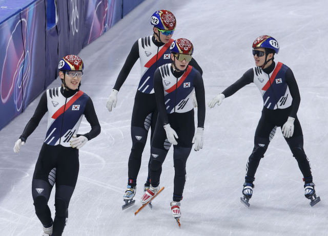 16일(현지시간) 이탈리아 밀라노 아이스스케이팅 아레나에서 열린 2026 밀라노-코르티나담페초 동계올림픽 쇼트트랙 남자 5000m 계주 준결승에서 임종언, 신동민, 이정민, 이준서가 결승에 진출한 뒤 기뻐하고 있다. 연합뉴스