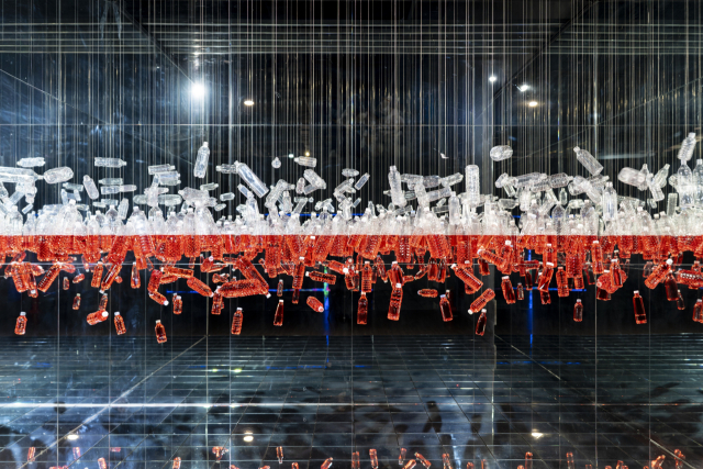 이창진, 수평(센텀) Water always finds it’s own level (Centum), 2025. pet bottle, water, ink, wire, dimensions variable ⓒ이창진, 뮤지엄 원 제공