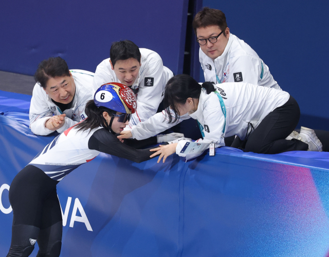 16일(현지시간) 이탈리아 밀라노 아이스스케이팅 아레나에서 열린 2026 밀라노-코르티나담페초 동계올림픽 쇼트트랙 여자 1000m 결승에서 김길리가 3등으로 들어오며 동메달을 획득한 뒤 코치들에게 격려를 받고 있다. 연합뉴스