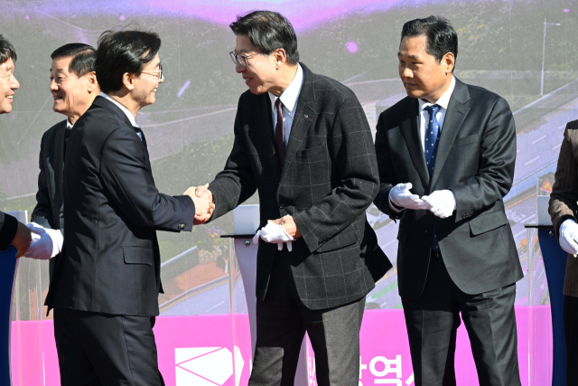 박형준 부산시장과 더불어민주당 전재수(북구갑) 의원이 9일 오후 부산 북구 IC에서 열린 만덕~센텀 고속화도로(대심도) 개통식에서 인사를 나누고 있다. 연합뉴스