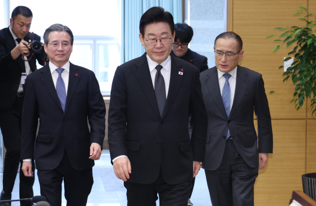 이재명 대통령이 1월 29일 청와대에서 김용범 정책실장, 위성락 국가안보실장과 수석보좌관회의에 입장하고 있다. 연합뉴스