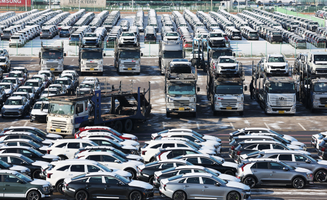 도널드 트럼프 미국 행정부가 한국을 비롯한 전세계 무역국에 무차별적으로 부과한 상호관세에 대해 미국 연방대법원이 위법 판결을 내리면서 당장 한국 경제에 또 다른 변수로 작용하게 됐다. 경기도 평택항에 수출용 차량이 세워져 있는 모습. 연합뉴스