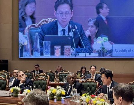 배경훈 부총리 겸 과학기술정보통신부 장관이 20일(현지시간) 인도 뉴델리에서 열린 ‘인도 인공지능(AI) 영향 정상회의’ 수석대표 세션에서 발언하고 있다. 과기정통부 제공