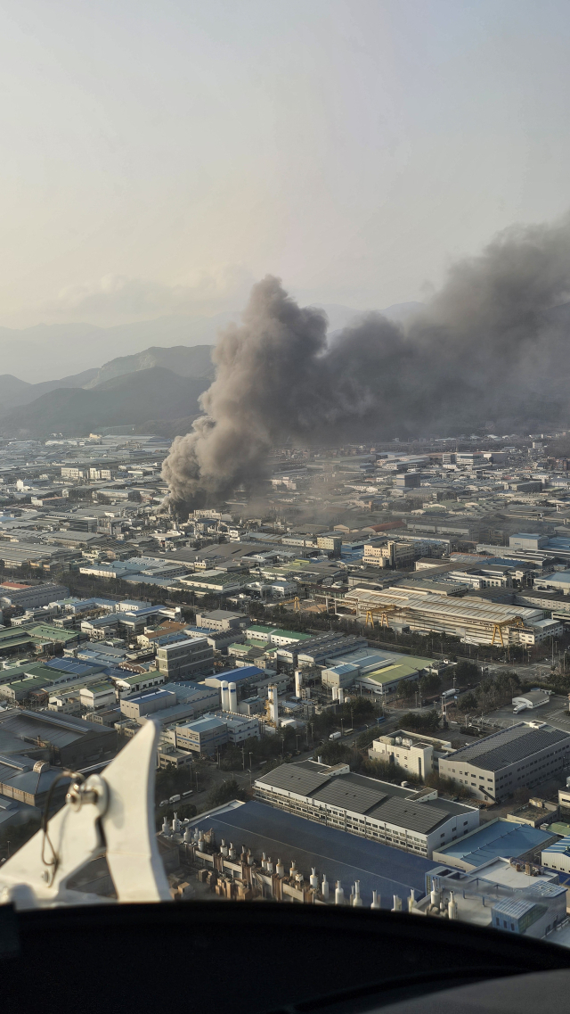 부산 강서구 송정동 공장에서 난 불로 발령된 소방 대응 2단계가 1단계로 하향 조정됐다. 부산소방재난본부 제공