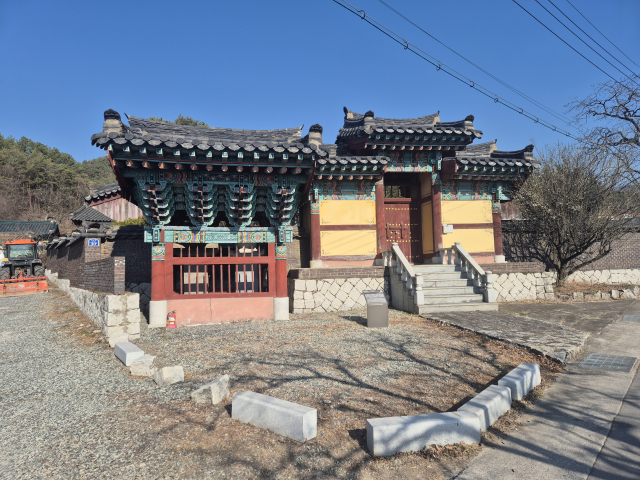 1994년 온산국가산업단지 조성으로 인해 울산 울주군 삼동면 하작마을로 이전된 원강서원의 전경. 500년 전 단종을 지킨 엄흥도의 정신이 깃든 이곳은 최근 보존 가치와 주민 재산권 보호라는 갈등 사이에서 새로운 상생의 해법을 찾고 있다. 권승혁 기자