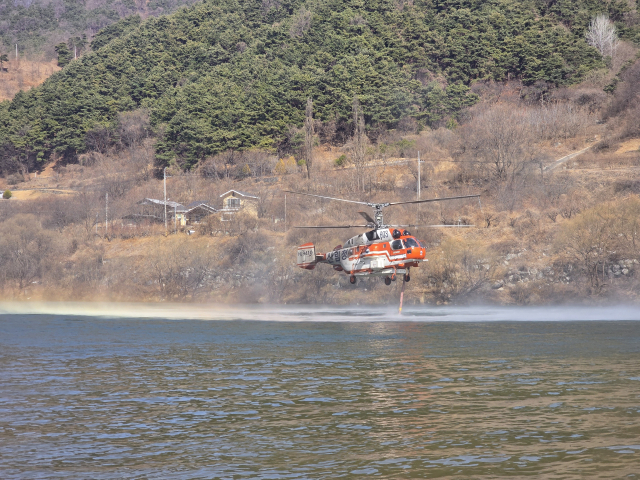 산불 현장 인근 하천에서 산림청 산불 진화 헬기가 물을 채우고 있다. 김현우 기자