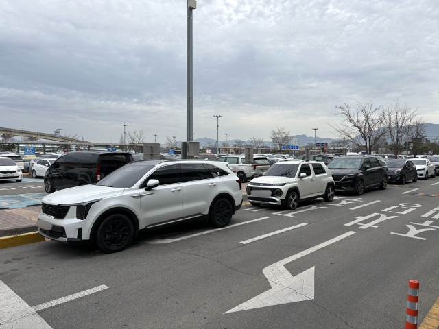 24일 오전 김해국제공항 주차장이 이용객 차량으로 가득 차 있다. 일부 차량은 주차면을 찾지 못해 주차장 통로에 주차되어 있다.