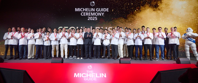 지난해 열린 ‘미쉐린 가이드 서울&부산 2025’ 발간 행사에서 1·2·3스타 레스토랑에 이름을 올린 셰프들이 기념 사진을 찍고 있다. 미쉐린 가이드 제공