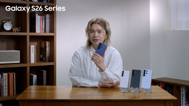 LG유플러스가 27일부터 다음 달 5일까지 삼성전자의 플래그십 스마트폰 ‘갤럭시 S26 시리즈’ 사전예약을 실시한다. 사진은 LG유플러스 직원이 유플러스LIVE에서 갤럭시 S26 시리즈를 소개하고 있는 모습. LG유플러스 제공