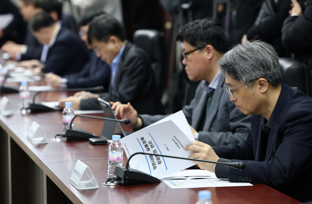 1일 서울 한국무역보험공사에서 열린 ‘이란 사태’ 실물경제 점검회의에서 참석자들이 관련 서류를 보고 있다. 연합뉴스